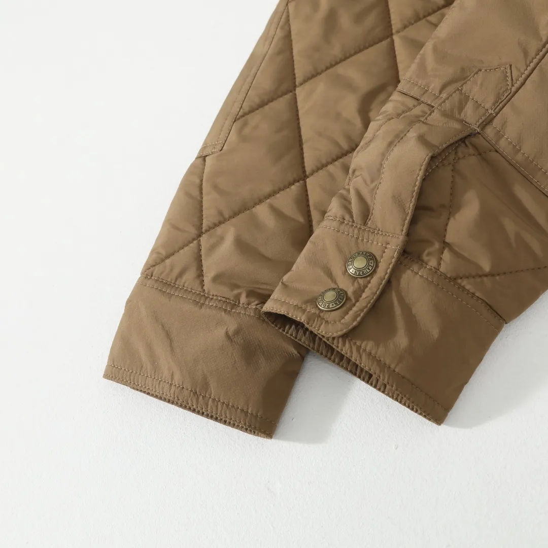 P370 #59 Ralph Lauren classic rhombus quilted cotton jacket for men and women. Inspired by retro workwear, it blends with contemporary British style. The imported machine-pressed rhombus quilting is accurately aligned, and the three-dimensional H-shaped tailoring is neat and slim. It is not bulky when layered in autumn and winter, and still maintains a light style.  Texture is reflected in the details: customized metal buckles, corduroy lapels, breathable eyelets under the arms, and slits on the hem, all replicating the brand's high-end genes. All excipients are standardized!  Five colors to choose from: black/khaki/brown/green/navy blue, easy to switch between commuting, leisure, and travel occasions. Function and appearance coexist: 37.5°C temperature control black technology, breathable and moisture-proof, anti-slip cotton patented fabric, temperature-locking, soft and waxy, durable and stylish. A retro warm-keeping item that can handle low temperatures calmly. The details are all made of craftsmanship, and the style has no limits. It has a classy look that will turn heads.  Color: Khaki Black Navy Green Brown Size: S M L